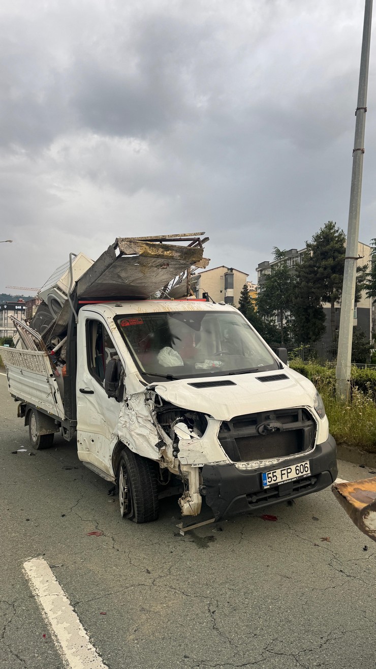 rize-kent-merkezinde-karadeniz-sahil-yolu-uzerinde-ayni-istikamette-seyreden-iki-aracin-carpismasi-sonucu-maddi-hasarli-bir-trafik-kazasi-meydana-geldi-5.jpg