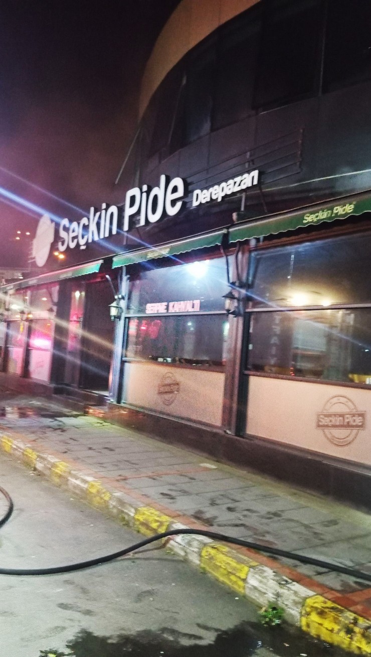 rizenin-derepazari-ilcesindeki-seckin-pide-salonunda-cikan-yangin-panige-neden-oldu-5.jpg