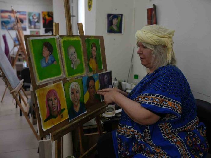 Yazdığı Kitapların Karakterlerini Tuvale Taşıdı