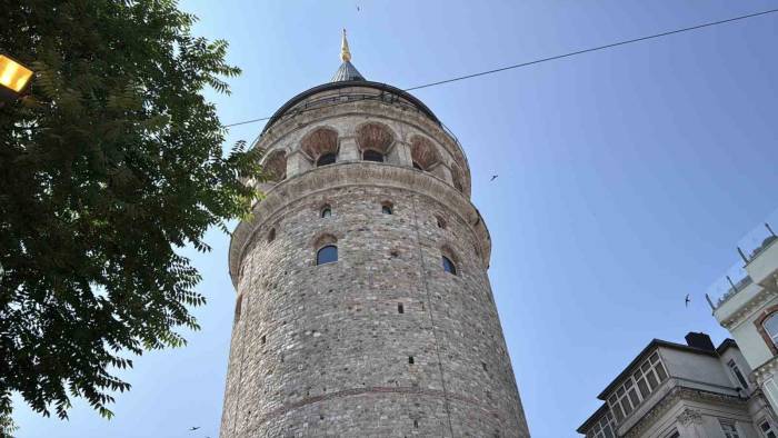 Galata Kulesi’nden Düşen 22 Yaşındaki Genç Hayatını Kaybetti
