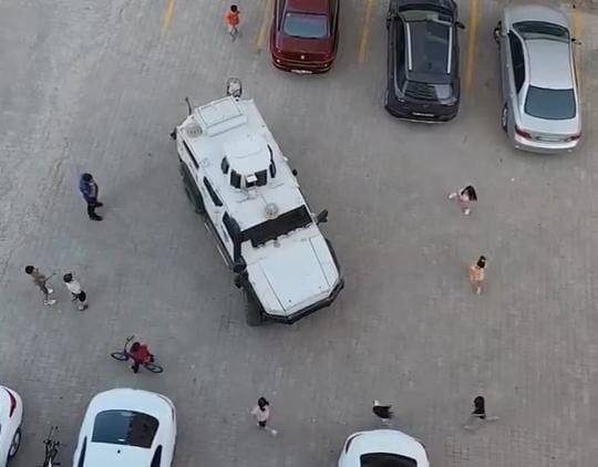 Diyarbakır’da Çocuklar Polis Aracının Etrafını Sardı, Meslek Tanıtımı Ve Araca Bindirilmeleriyle Merakları Giderildi