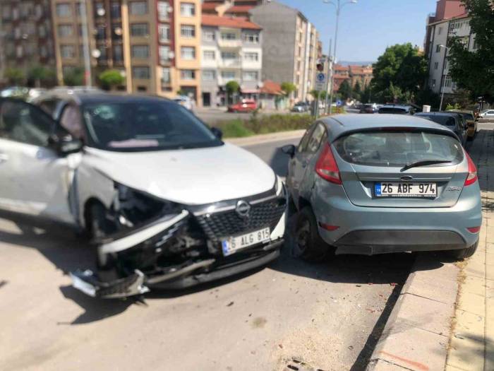 Eskişehir’de 3 Araca Çarparak Durabilen Cipin Sürücüsü Yaralandı
