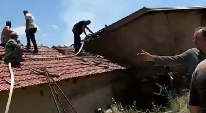 Şarkikaraağaç’ta Bahçe Temizliği Sırasında Çıkan Yangında Ahır Ve Samanlık Yandı