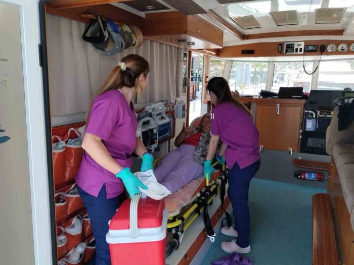 Denizde Parmağı Koptu, Deniz Ambulansıyla Bodrum’a Getirildi
