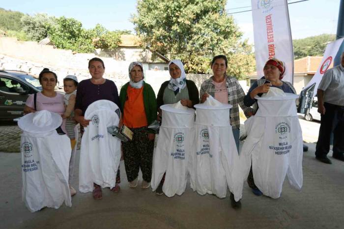 Muğla Büyükşehir’den Arıcılara Maske Desteği