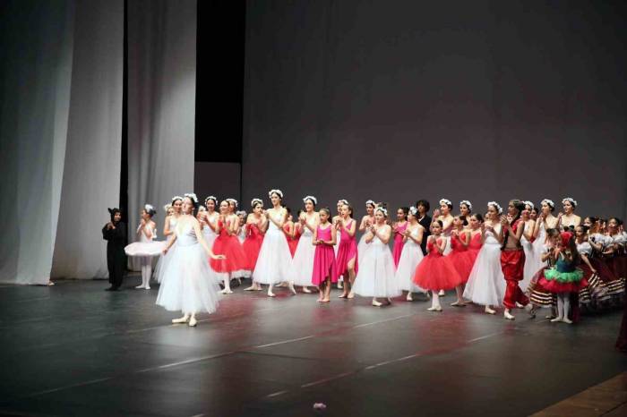 Büyükşehir Bale Öğrencilerinden Yılsonu Gösterisi