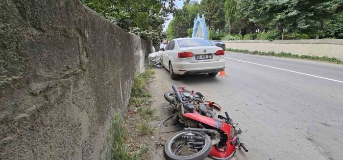 Otomobille Çarpışan Motosikletin Sürücüsü Hastanede Hayatını Kaybetti