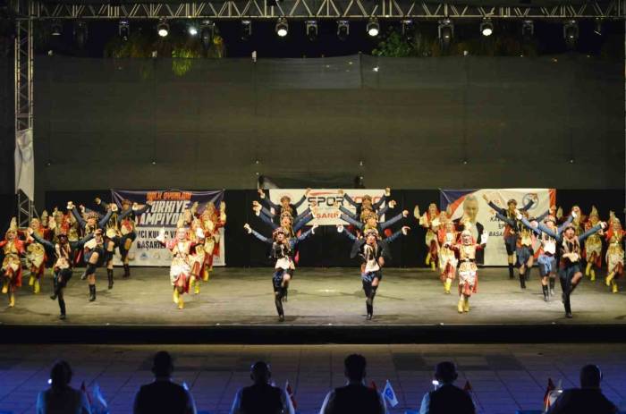 Yunusemre Belediyespor Halk Oyunlarında Türkiye İkincisi Oldu