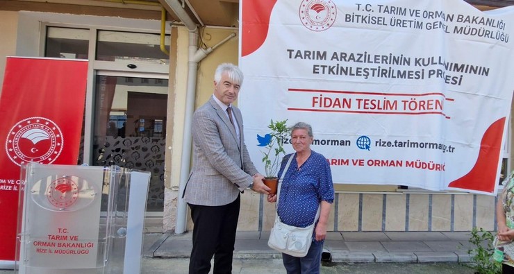 rizede-tarim-arazilerinin-kullaniminin-etkinlestirilmesi-projesi-takep-kapsaminda-maviyemis-fidani-teslim-toreni-duzenlendi-1.jpg