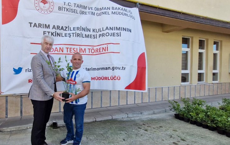 rizede-tarim-arazilerinin-kullaniminin-etkinlestirilmesi-projesi-takep-kapsaminda-maviyemis-fidani-teslim-toreni-duzenlendi-5.jpg