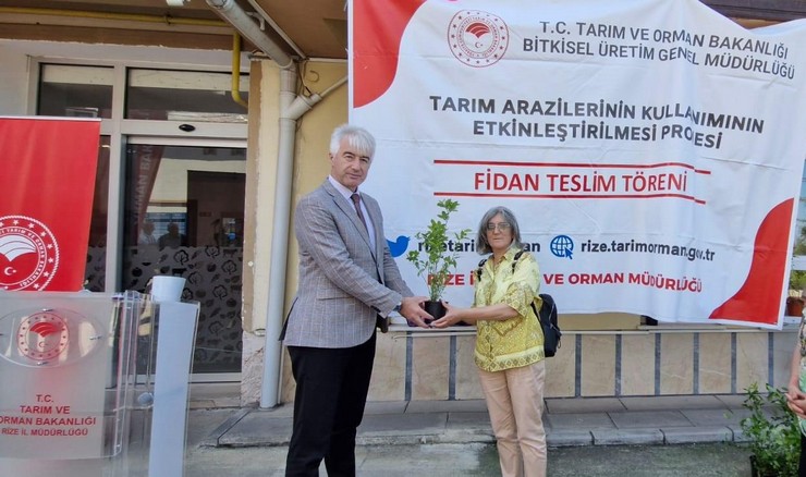 rizede-tarim-arazilerinin-kullaniminin-etkinlestirilmesi-projesi-takep-kapsaminda-maviyemis-fidani-teslim-toreni-duzenlendi-7.jpg