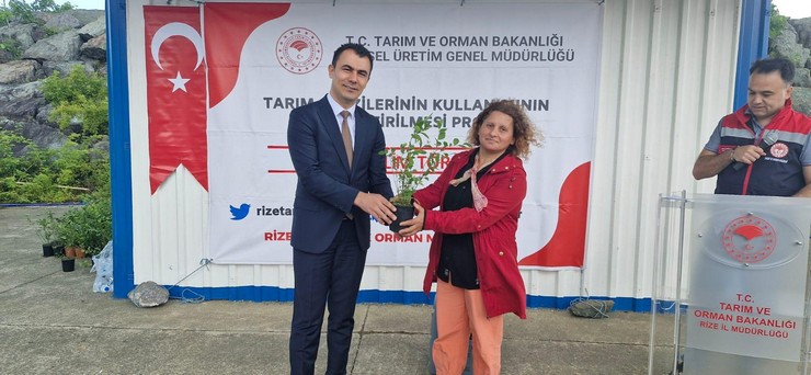 rizede-tarim-arazilerinin-kullaniminin-etkinlestirilmesi-projesi-takep-kapsaminda-maviyemis-fidani-teslim-toreni-duzenlendi-9.jpg