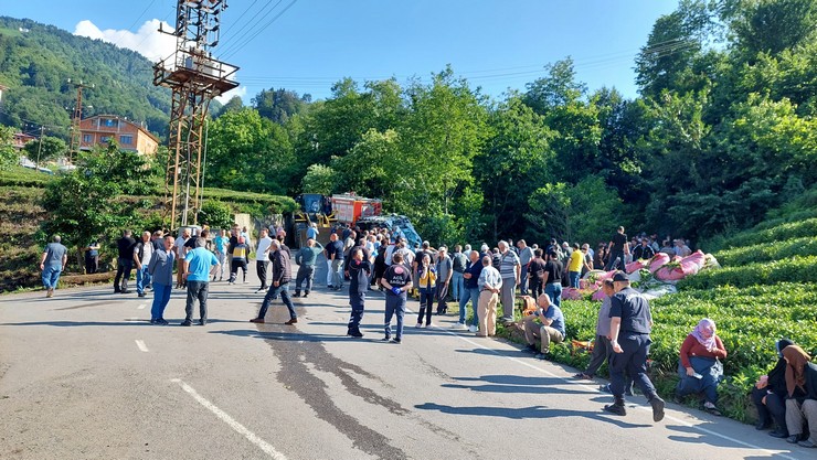 trabzonun-of-ilcesinde-cay-yuklu-kamyonetin-devrilmesi-sonucu-8-kisi-yaralandi-4.jpg