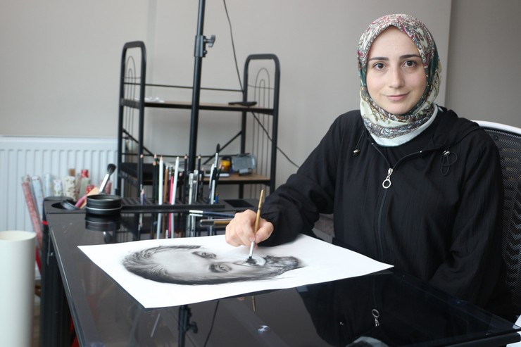 rizede-yasayan-kadin-ressam-hicbir-teknik-bilgi-sahibi-olmadan-sadece-hayal-gucuyle-yaptigi-portrelerle-hayran-birakiyor-1.jpg