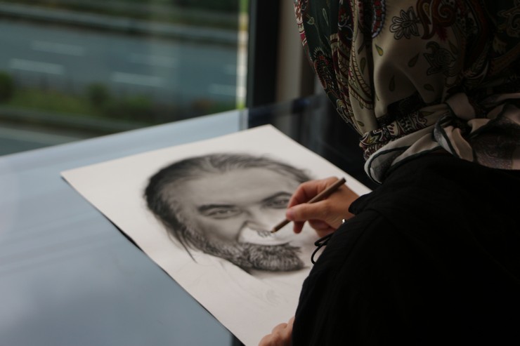 rizede-yasayan-kadin-ressam-hicbir-teknik-bilgi-sahibi-olmadan-sadece-hayal-gucuyle-yaptigi-portrelerle-hayran-birakiyor-2.jpg