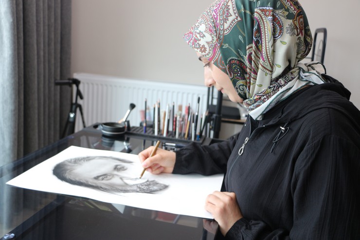 rizede-yasayan-kadin-ressam-hicbir-teknik-bilgi-sahibi-olmadan-sadece-hayal-gucuyle-yaptigi-portrelerle-hayran-birakiyor-3.jpg