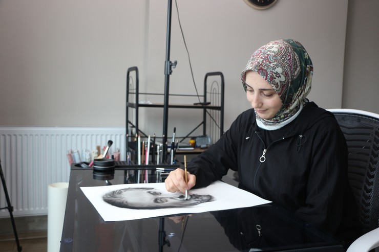 rizede-yasayan-kadin-ressam-hicbir-teknik-bilgi-sahibi-olmadan-sadece-hayal-gucuyle-yaptigi-portrelerle-hayran-birakiyor-5.jpg