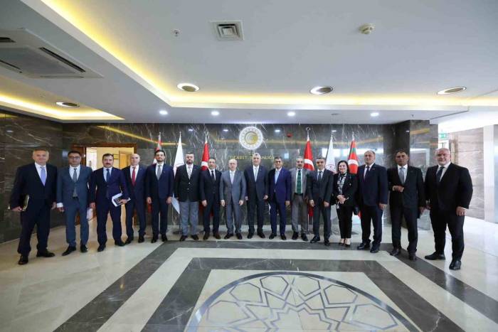 Ticaret Bakanı Bolat, Uluslararası Nakliyeciler Derneği Üyeleriyle Bir Araya Geldi