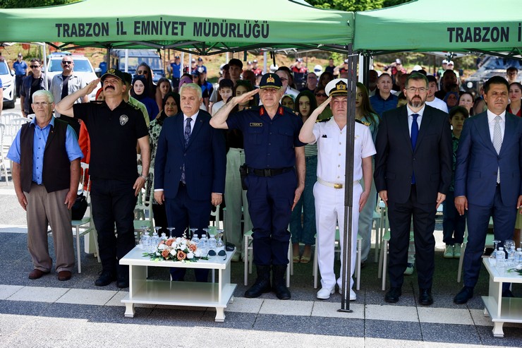 trabzonda-terfi-eden-40-emniyet-mensubuna-rutbeleri-torenle-takildi-1.jpg