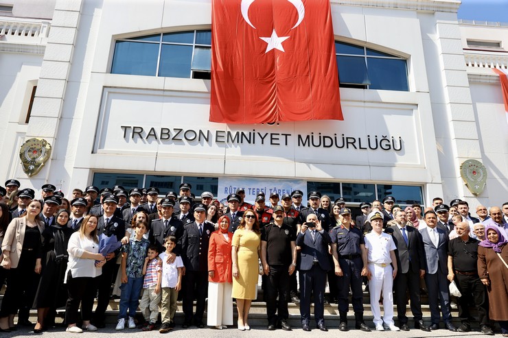 trabzonda-terfi-eden-40-emniyet-mensubuna-rutbeleri-torenle-takildi-11.jpg