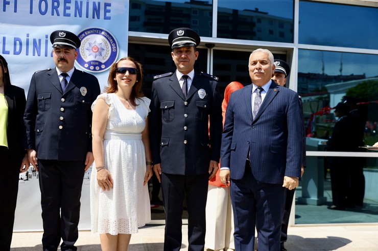 trabzonda-terfi-eden-40-emniyet-mensubuna-rutbeleri-torenle-takildi-6.jpg