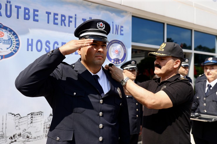 trabzonda-terfi-eden-40-emniyet-mensubuna-rutbeleri-torenle-takildi-9.jpg