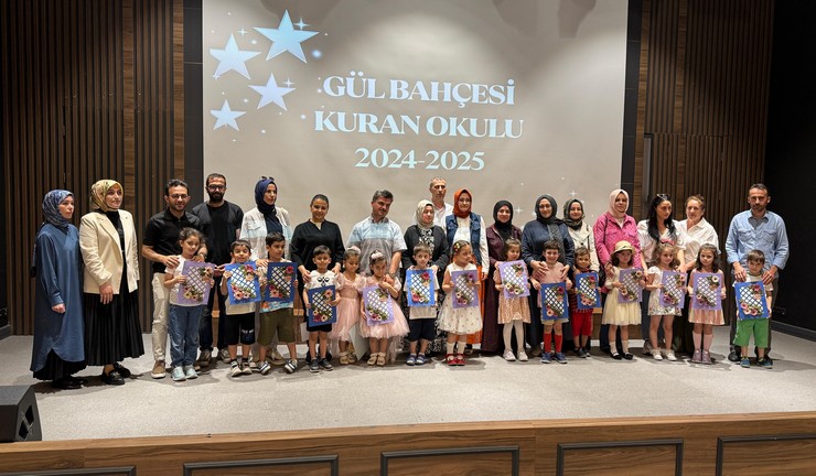 guneysu-gul-bahcesi-kuran-okulunda-miniklerin-karne-heyecani-2.jpg