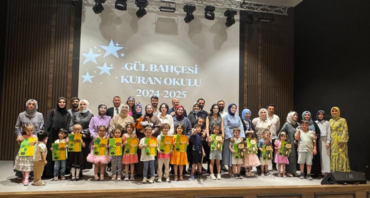 guneysu-gul-bahcesi-kuran-okulunda-miniklerin-karne-heyecani-3.jpg