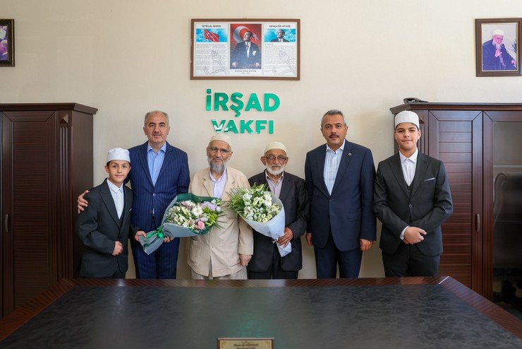 rize-valisi-ihsan-selim-baydas-rize-belediyesi-baskani-rahmi-metin-ile-birlikte-zavendikli-mustafa-hoca-kopuzlar-kuran-kursunu-ziyaret-etti-4.jpg