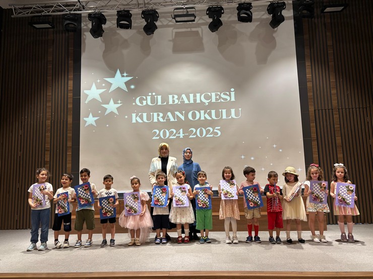rizede-guneysu-ilim-ogrenenlere-yardim-vakfi-egitim-kurumlarindan-gul-bahcesi-4-6-yas-kuran-okulu-karne-gunu-etkinligiyle-hem-ogrencileri-hem-de-velileri-mutlu-etti-3-001.jpg