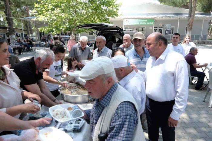 Tırazlar Mahallesi Halkı Ferdi Zeyrek İçin Mevlit Yemeği Verdi