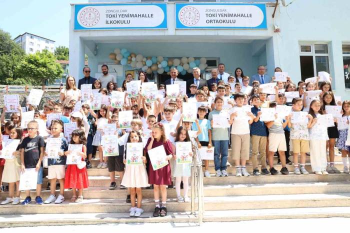 Vali Hacıbektaşoğlu Öğrencilere Karnelerini Verdi