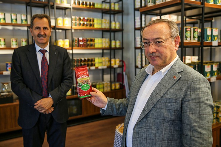 caykur-genel-muduru-yusuf-ziya-alim-diyarbakirdaki-cay-satis-magazasini-ziyaret-etti-incelemelerde-bulundu-2.jpg