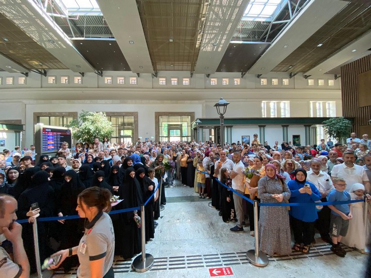 hac-ibadetini-ifa-ederek-kutsal-topraklardan-donen-hacilar-rizede-gullerle-karsilandi-13.jpg