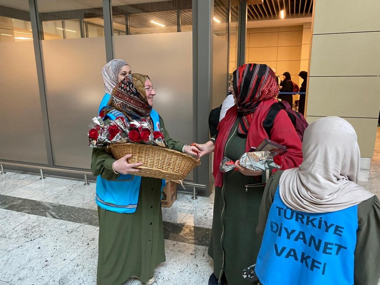 hac-ibadetini-ifa-ederek-kutsal-topraklardan-donen-hacilar-rizede-gullerle-karsilandi-14.jpg