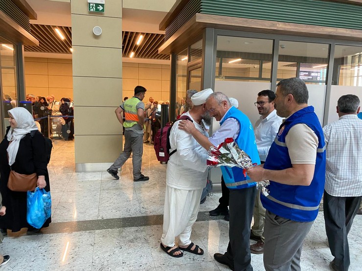 hac-ibadetini-ifa-ederek-kutsal-topraklardan-donen-hacilar-rizede-gullerle-karsilandi-7.jpg