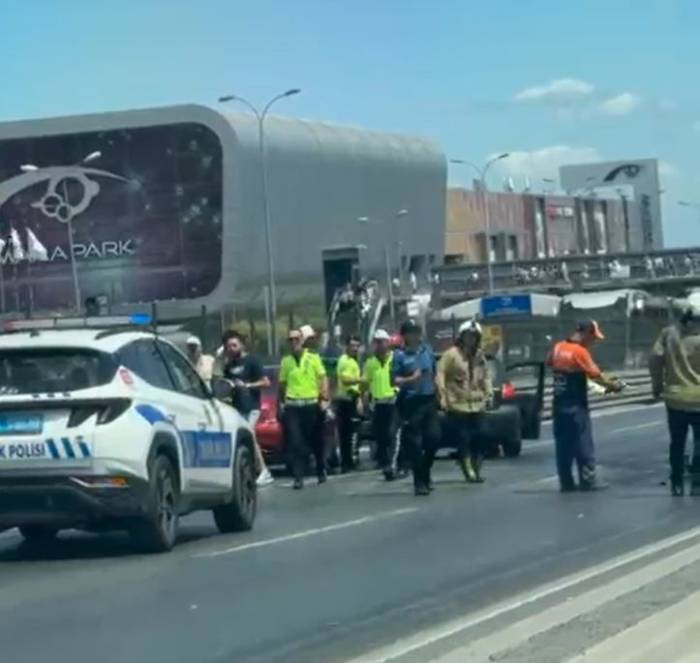 Direksiyon Hakimiyetini Kaybeden Sürücü Yan Yoldan Anayola Uçtu, E-5 Kapandı; O Anlar Kamerada