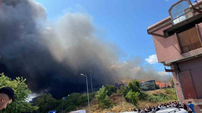 Gaziosmanpaşa’da Atık Toplama Merkezinde Yangın Çıktı