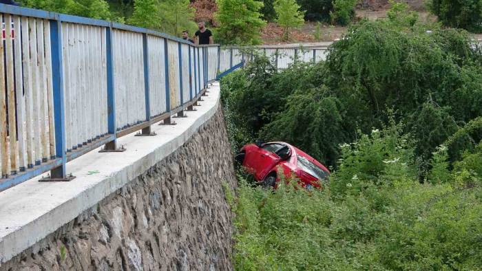 Otomobil İstinat Duvarından Ağaçlık Alana Uçtu: 4 Yaralı