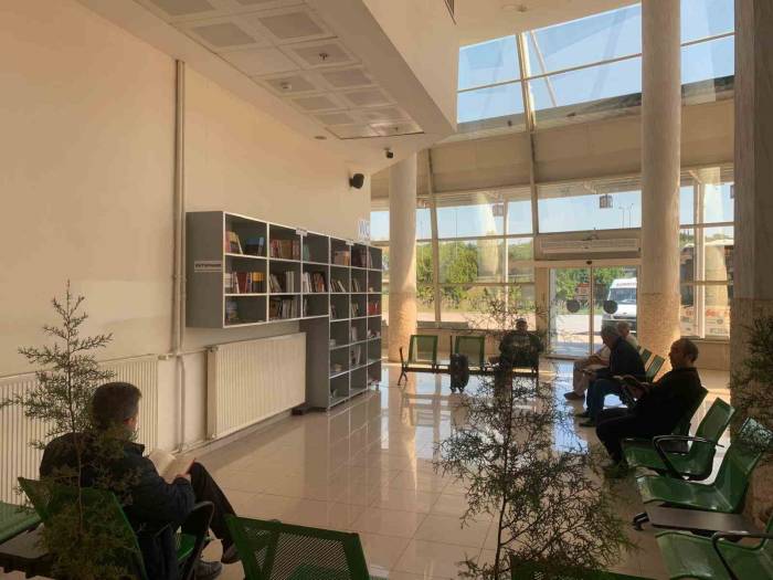 Ordu’da Otobüs Bekleyenler, Kitap Okuyarak Vakit Geçiriyor