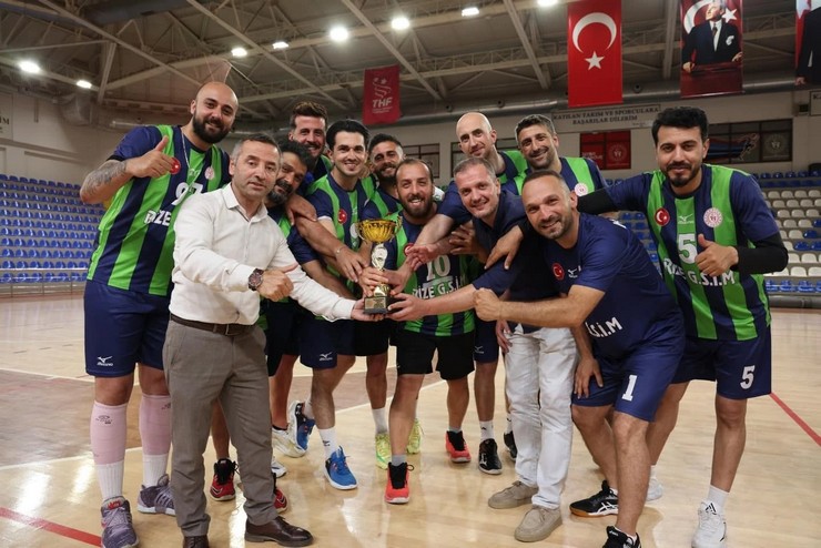 rize-kurumlar-arasi-voleybol-turnuvasinda-sampiyonlar-belli-oldu-11.jpg