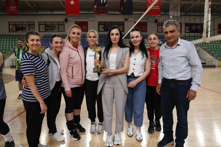rize-kurumlar-arasi-voleybol-turnuvasinda-sampiyonlar-belli-oldu-13.jpg