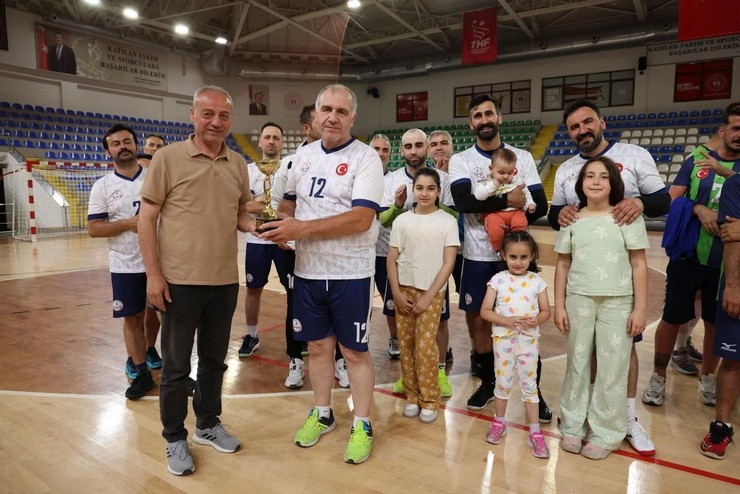 rize-kurumlar-arasi-voleybol-turnuvasinda-sampiyonlar-belli-oldu-5.jpg