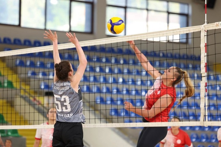 rize-kurumlar-arasi-voleybol-turnuvasinda-sampiyonlar-belli-oldu-6.jpg