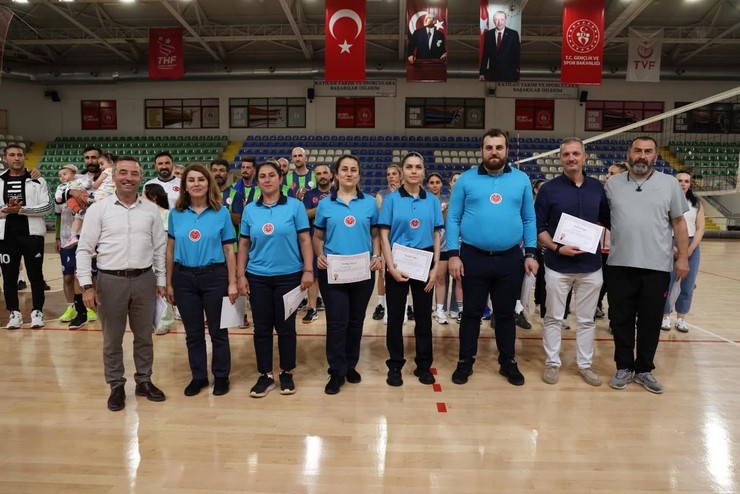 rize-kurumlar-arasi-voleybol-turnuvasinda-sampiyonlar-belli-oldu-7.jpg