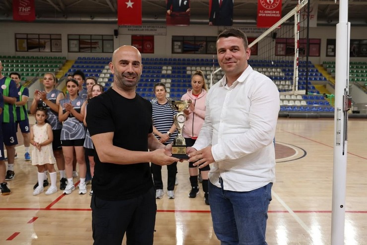rize-kurumlar-arasi-voleybol-turnuvasinda-sampiyonlar-belli-oldu-9.jpg