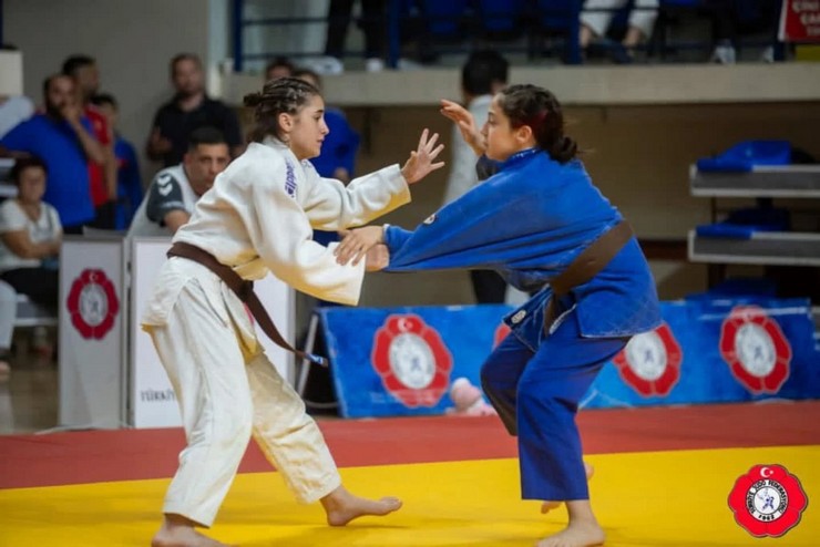 21-22-haziran-tarihlerinde-kutahyada-gerceklesen-yildizlar-turkiye-judo-sampiyonasinda-rizeyi-temsil-eden-genc-sporcular-onemli-basarilara-imza-atti-1.jpg
