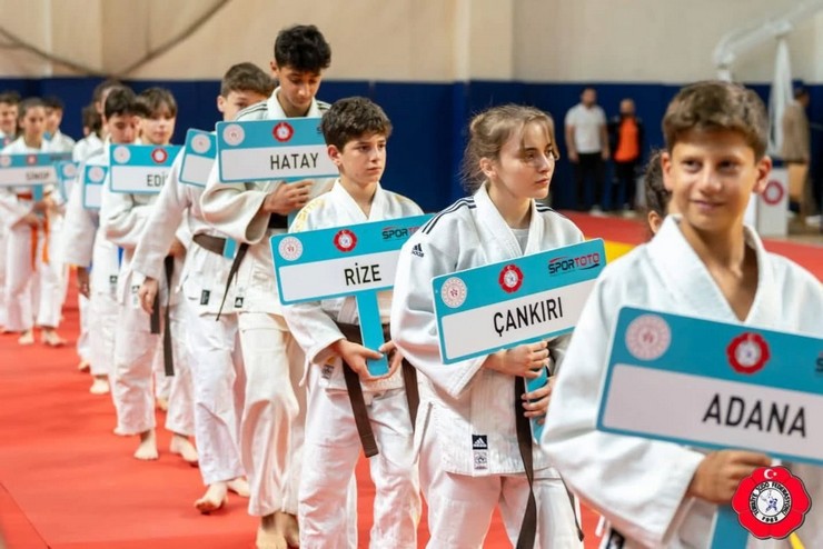 21-22-haziran-tarihlerinde-kutahyada-gerceklesen-yildizlar-turkiye-judo-sampiyonasinda-rizeyi-temsil-eden-genc-sporcular-onemli-basarilara-imza-atti-5.jpg