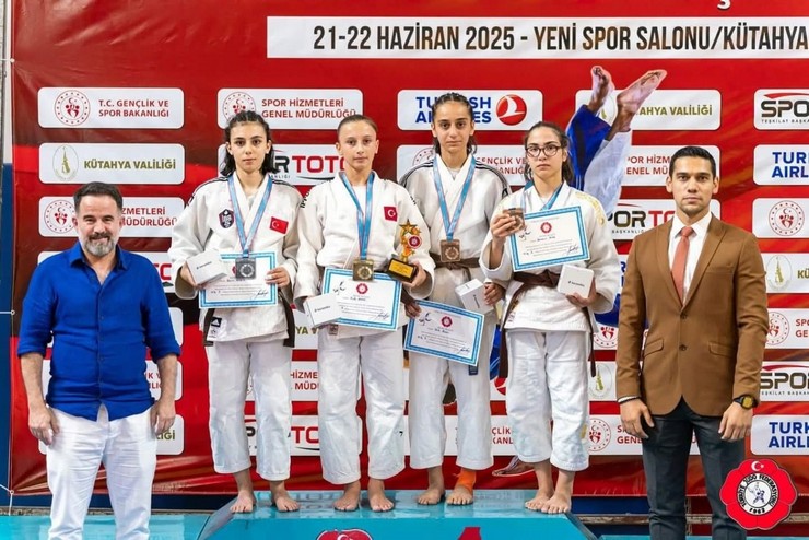 21-22-haziran-tarihlerinde-kutahyada-gerceklesen-yildizlar-turkiye-judo-sampiyonasinda-rizeyi-temsil-eden-genc-sporcular-onemli-basarilara-imza-atti-7.jpg