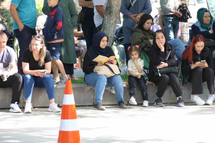 Öğrenciler Sınfta Ter Döktü Veliler Dışarıda Dua Etti